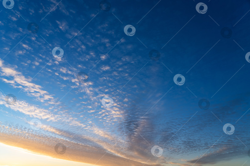 Скачать летний вечер, закат в желтых, оранжевых и розовых тонах на фоне облаков фотосток Ozero