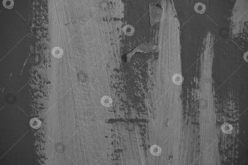 Скачать старая стена с оштукатуренной поверхностью, потеками краски и порванными бумажными обоями фотосток Ozero