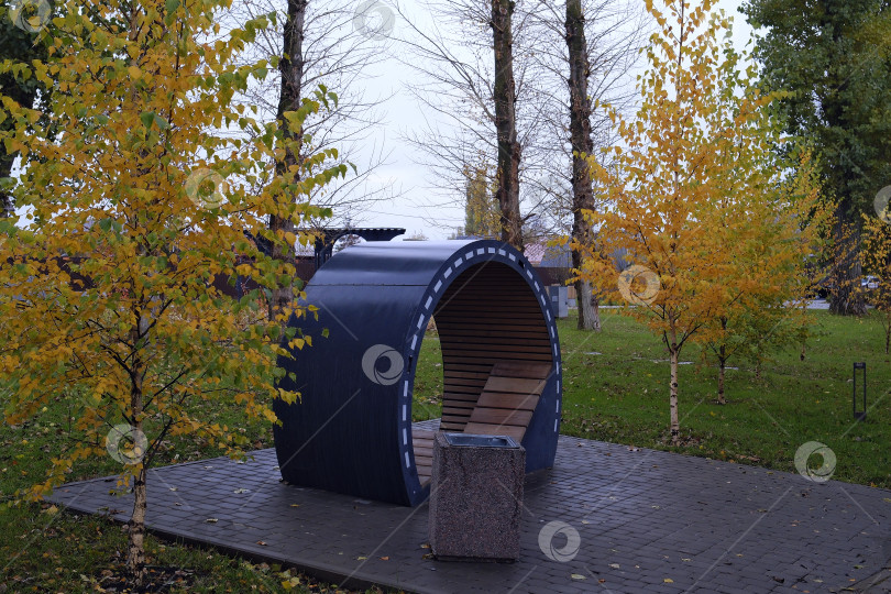 Скачать Пасмурное дождливое осеннее утро в парке у реки. фотосток Ozero