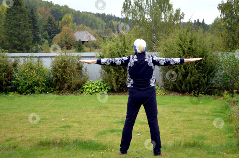 Скачать Пожилая женщина делает зарядку фотосток Ozero