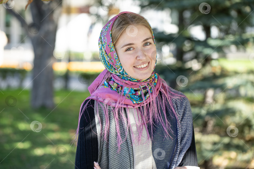 Скачать Портрет молодой красивой женщины с шарфом на голове фотосток Ozero