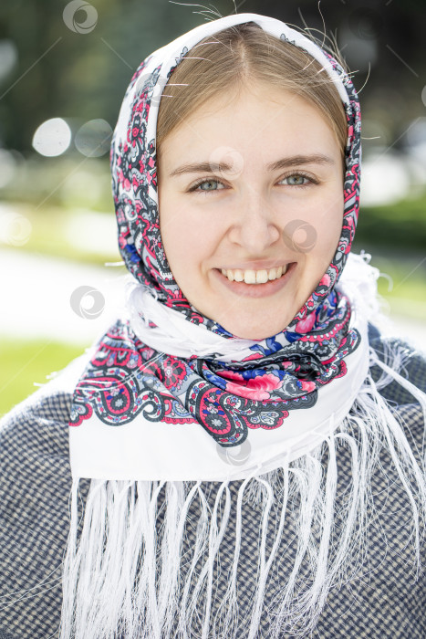 Скачать Портрет молодой красивой женщины с шарфом на голове фотосток Ozero