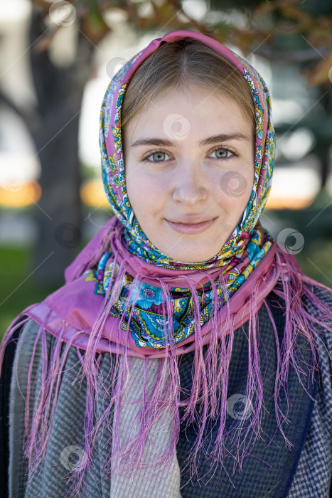 Скачать Портрет молодой красивой женщины с шарфом на голове фотосток Ozero