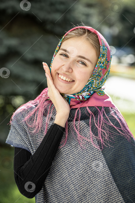 Скачать Портрет молодой красивой женщины с шарфом на голове фотосток Ozero