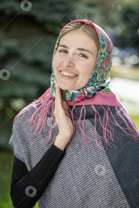 Скачать Портрет блондинки в синем платке крупным планом фотосток Ozero