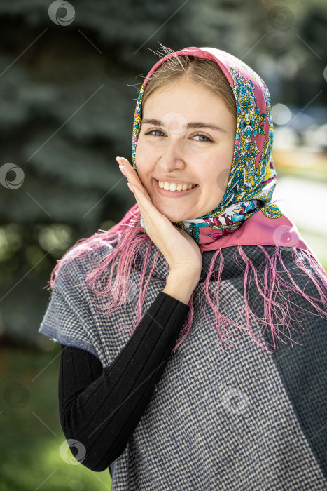 Скачать Портрет молодой красивой женщины с шарфом на голове фотосток Ozero