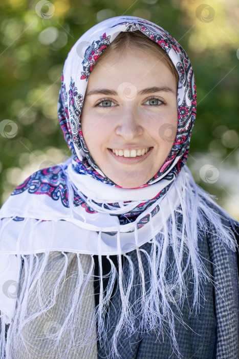 Скачать Портрет молодой красивой женщины с шарфом на голове фотосток Ozero