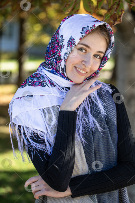 Скачать Портрет молодой красивой женщины с шарфом на голове фотосток Ozero