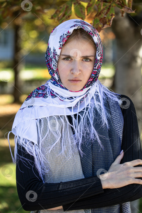Скачать Портрет молодой красивой женщины с шарфом на голове фотосток Ozero