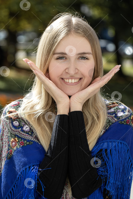 Скачать Портрет молодой красивой женщины с шарфом на голове фотосток Ozero