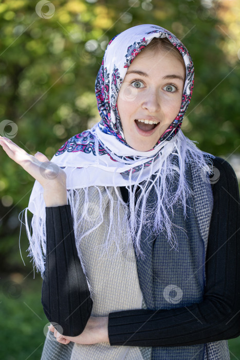 Скачать Портрет молодой красивой женщины с шарфом на голове фотосток Ozero