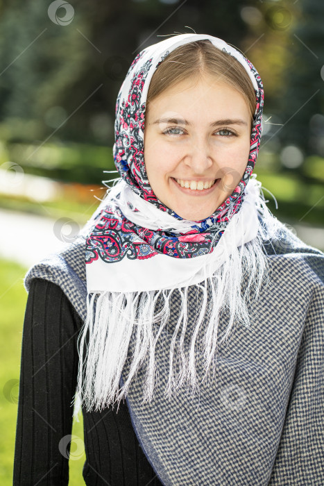 Скачать Портрет молодой красивой женщины с шарфом на голове фотосток Ozero