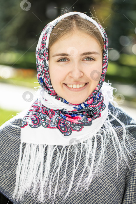 Скачать Портрет молодой красивой женщины с шарфом на голове фотосток Ozero