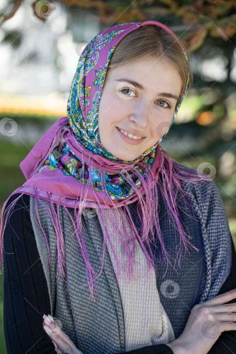 Скачать Портрет молодой красивой женщины с шарфом на голове фотосток Ozero