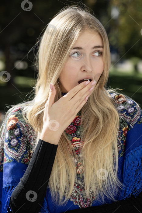 Скачать Портрет молодой красивой женщины с шарфом на голове фотосток Ozero