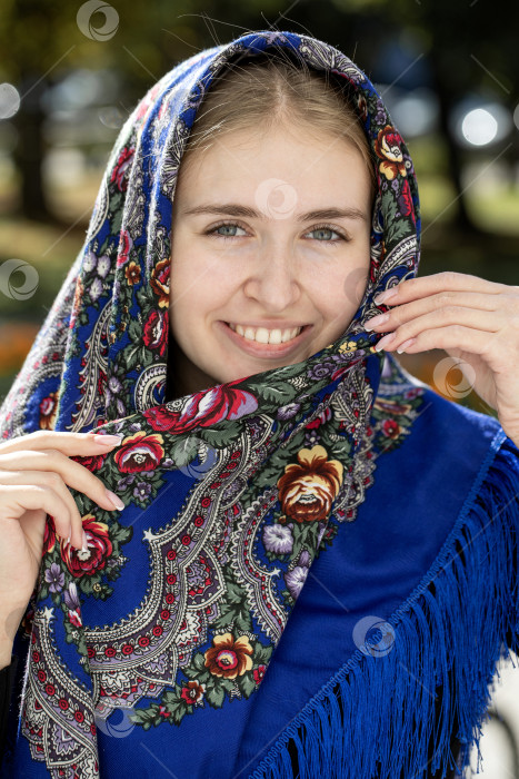 Скачать Портрет молодой красивой женщины с шарфом на голове фотосток Ozero