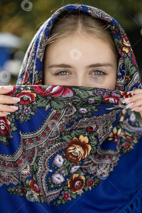 Скачать Портрет молодой красивой женщины с шарфом на голове фотосток Ozero