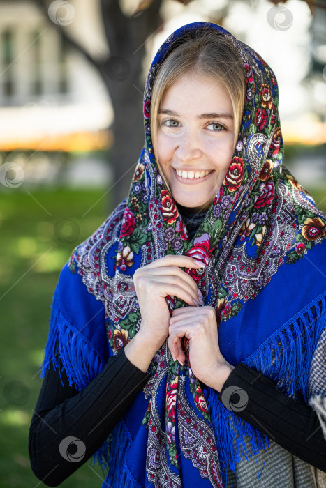 Скачать Портрет молодой красивой женщины с шарфом на голове фотосток Ozero