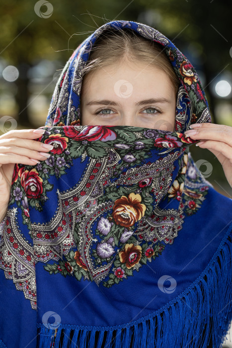 Скачать Портрет молодой красивой женщины с шарфом на голове фотосток Ozero