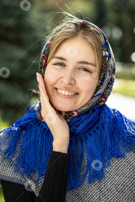 Скачать Портрет молодой красивой женщины с шарфом на голове фотосток Ozero