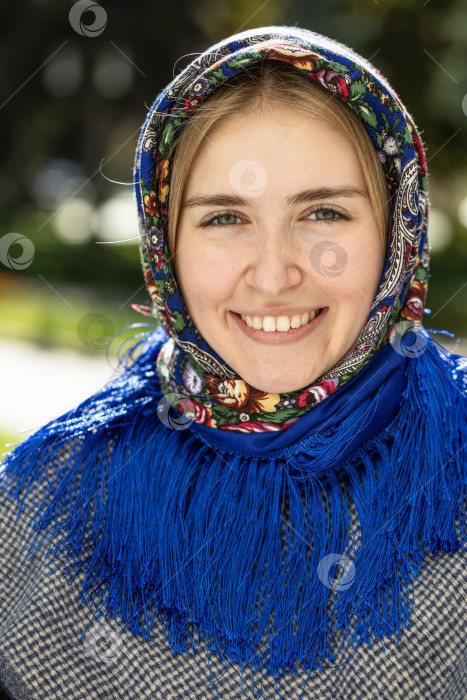 Скачать Портрет молодой красивой женщины с шарфом на голове фотосток Ozero