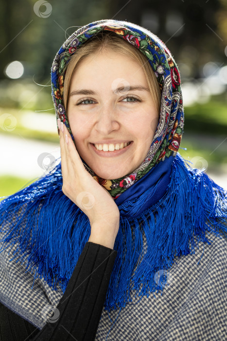 Скачать Портрет молодой красивой женщины с шарфом на голове фотосток Ozero