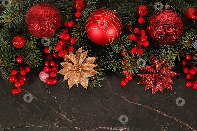 Скачать Рождественский и новогодний фон 2026 года с живыми еловыми ветками и праздничными украшениями на темном мраморном столе, баннер для праздничного оформления, шаблон дизайна. Праздничная открытка, фотосток Ozero
