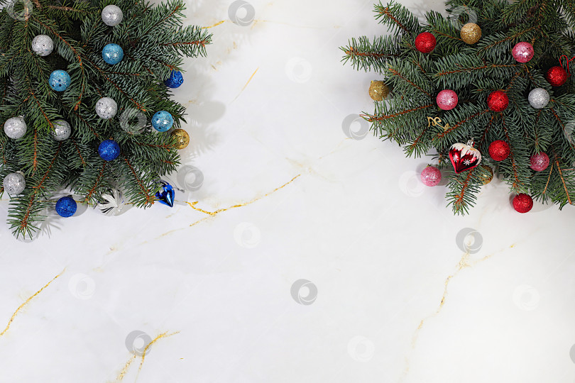 Скачать Красивый рождественский и новогодний фон с живыми еловыми ветками, украшениями и игрушками, дизайн продукта для праздничной рекламы, концепция Сочельника, праздничная зимняя открытка и баннер на экране, фотосток Ozero