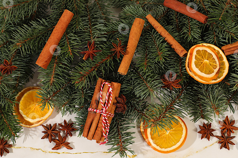 Скачать Рождественская композиция и концепция Нового 2026 года, живые еловые ветки с сушеными апельсинами, звездчатым анисом, корицей и сосновыми шишками на деревянном столе, новогодний макет для оформления и демонстрации продукции, баннер на зимней ширме фотосток Ozero