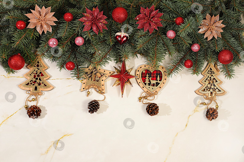 Скачать Рождественский и новогодний фон 2026 с живыми еловыми ветками и праздничными украшениями на мраморном столе, праздничный баннер, шаблон дизайна, концепция Сочельника, праздничная открытка фотосток Ozero