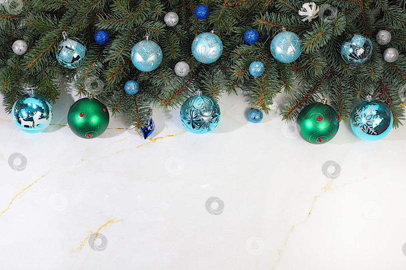 Скачать Красивый рождественский и новогодний фон с гирляндами, украшениями, игрушками и еловыми ветками. Праздничная зимняя открытка и баннер на экране, дизайн продукта для праздничной рекламы, концепция Сочельника. фотосток Ozero