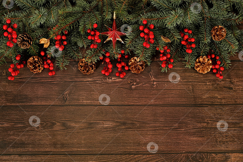 Скачать Красивый рождественский и новогодний фон с живыми еловыми ветками, украшениями, игрушками и сосновыми шишками, дизайн продукта для праздничной рекламы, концепция Сочельника, праздничная зимняя открытка и баннер на экране, фотосток Ozero
