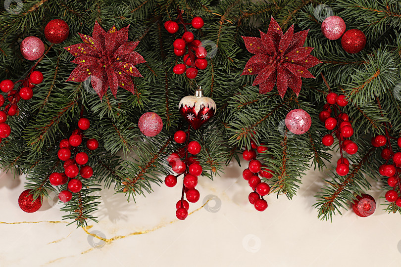 Скачать Рождественский и новогодний фон 2026 с живыми еловыми ветками и праздничными украшениями на мраморном столе, праздничный баннер, шаблон дизайна, концепция Сочельника, праздничная открытка фотосток Ozero