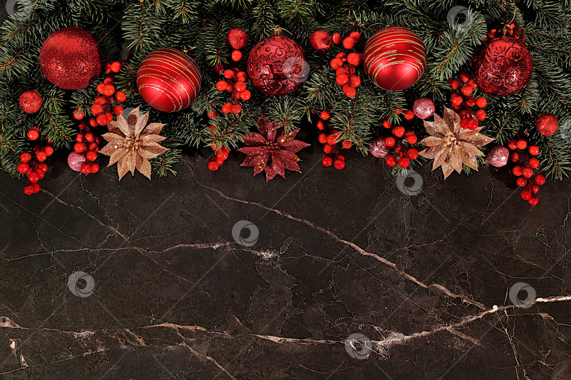 Скачать Праздничная зимняя поздравительная открытка и баннер на экране, красивый рождественский и новогодний фон с подсветкой, украшениями, игрушками и живыми еловыми ветками, дизайн продукта для праздничной рекламы, концепция Сочельника, фотосток Ozero