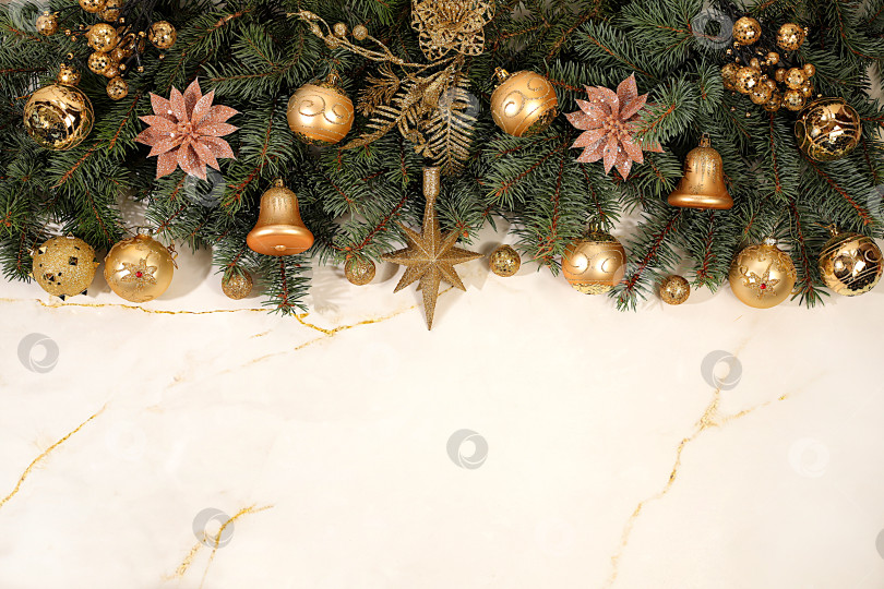 Скачать Красивый рождественский и новогодний фон с гирляндами, украшениями, игрушками и еловыми ветками. Праздничная зимняя открытка и баннер на экране, дизайн продукта для праздничной рекламы, концепция Сочельника. фотосток Ozero