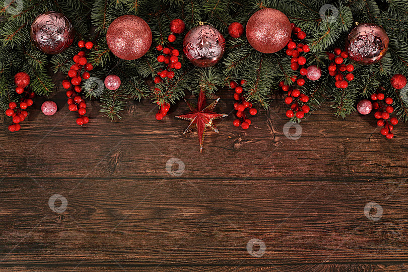 Скачать Праздничная зимняя поздравительная открытка и баннер на экране, красивый рождественский и новогодний фон с подсветкой, украшениями, игрушками и живыми еловыми ветками, дизайн продукта для праздничной рекламы, концепция Сочельника, фотосток Ozero