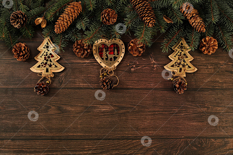 Скачать Праздничная зимняя открытка и баннер на экране, красивый рождественский и новогодний фон с живыми еловыми ветками, украшениями, игрушками и сосновыми шишками, дизайн продукции для праздничной рекламы, концепция Сочельника, фотосток Ozero