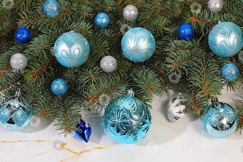 Скачать Красивый рождественский и новогодний фон с живыми еловыми ветками, украшениями и игрушками, дизайн продукта для праздничной рекламы, концепция Сочельника, праздничная зимняя открытка и баннер на экране, фотосток Ozero