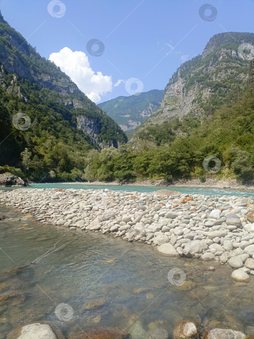 Скачать Ущелье горной реки в величественном стиле в синих и зеленых тонах, олицетворяющее приключения и первозданную природу с пространством для копирования фотосток Ozero