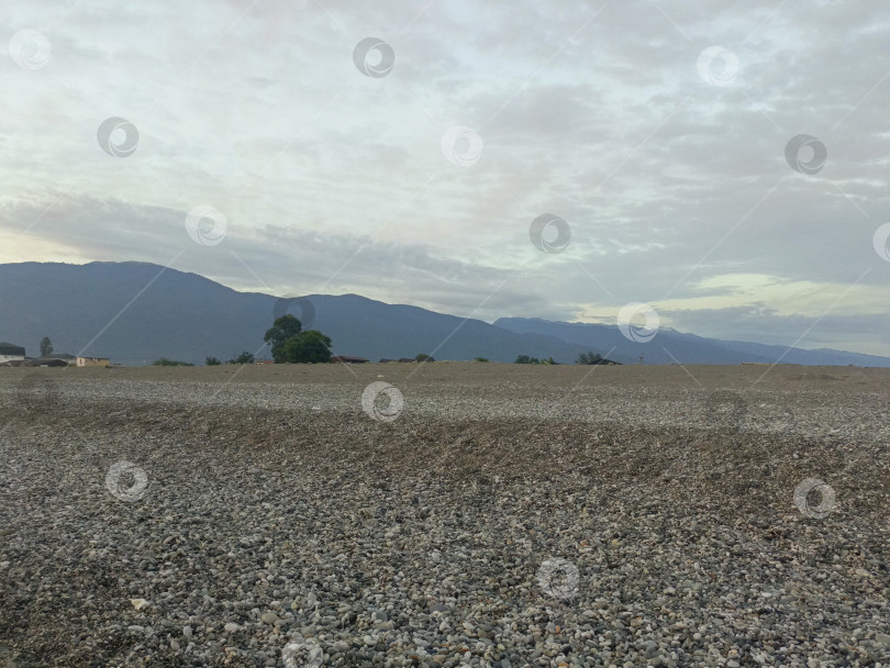 Скачать Приглушенный прибрежный пейзаж в безмятежном стиле с серыми и голубыми цветами, олицетворяющий северную природу и уединение, с копией пространства фотосток Ozero