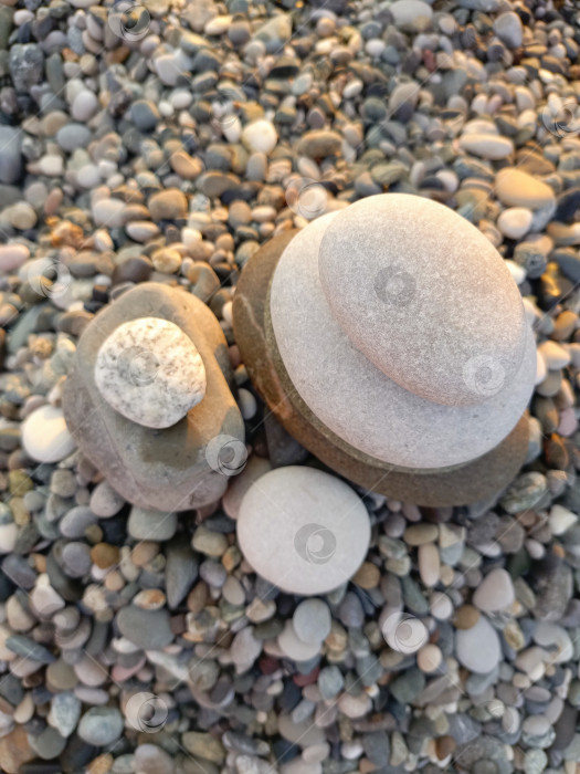 Скачать Уложенные друг на друга круглые камни в минималистском стиле в серых и коричневых тонах олицетворяют баланс и терпение в использовании пространства для копирования фотосток Ozero