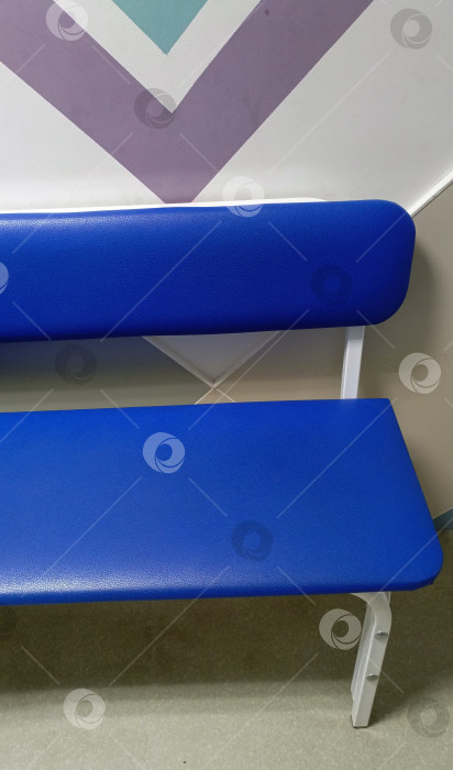 Скачать Простая общественная скамейка в минималистском стиле синего, фиолетового и бирюзового цветов, используемая в качестве зоны ожидания фотосток Ozero