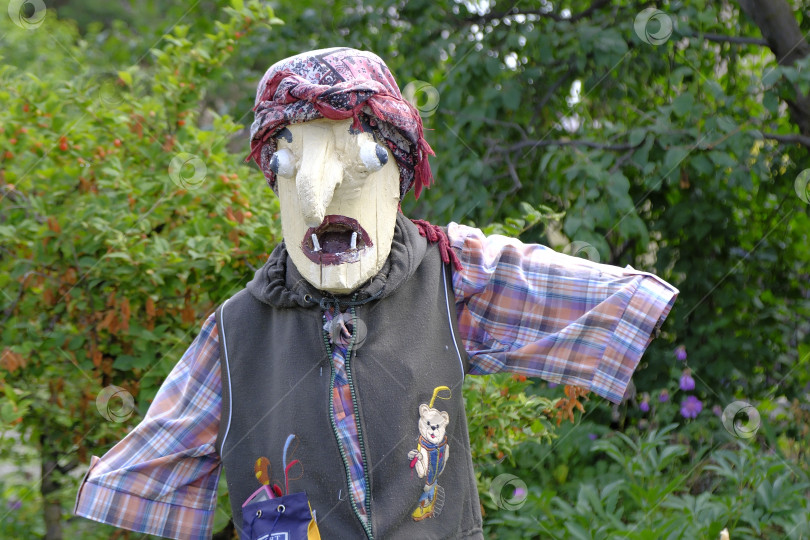 Скачать Сказочный персонаж из советских сказок и мультфильмов. Баба Яга на фоне зеленых насаждений. фотосток Ozero