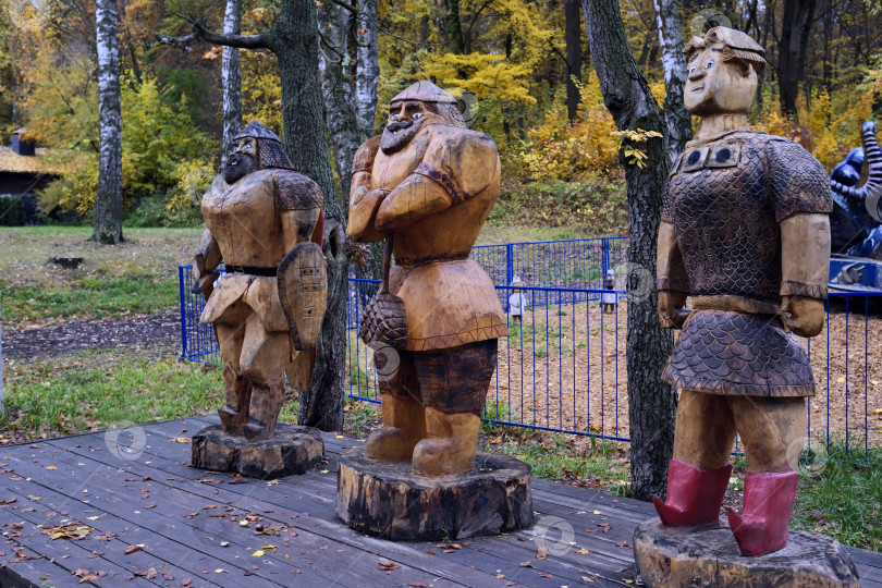 Скачать Сказочные персонажи Советских мультфильмов. Три богатыря в Центральном парке. фотосток Ozero