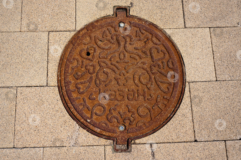 Скачать Казань, Татарстан, Россия – июнь 2023: канализационный люк "КАЗАН" фотосток Ozero