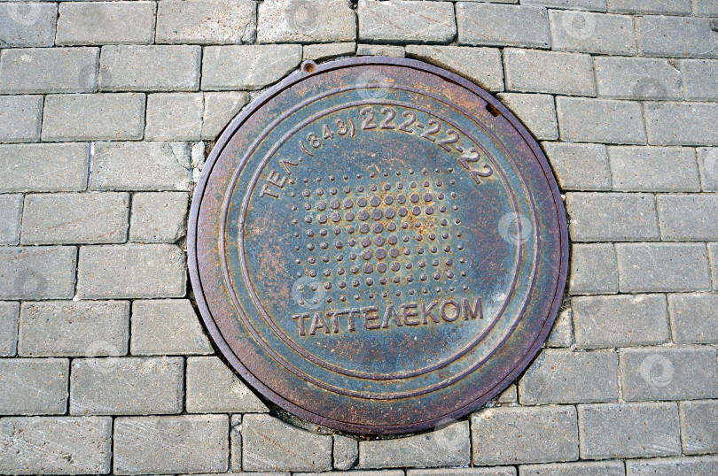 Скачать Казань, Татарстан, Россия – июнь 2023: канализационный люк "ТАТТЕЛЕКОМ" фотосток Ozero