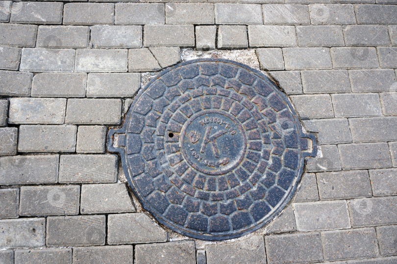 Скачать Казань, Татарстан, Россия – июнь 2023: канализационный люк "К" фотосток Ozero