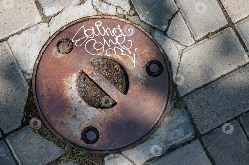 Скачать Казань, Татарстан, Россия – июнь 2023: канализационный люк фотосток Ozero