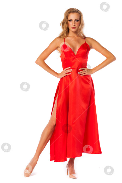 Скачать Молодая красивая счастливая блондинка в красном платье фотосток Ozero