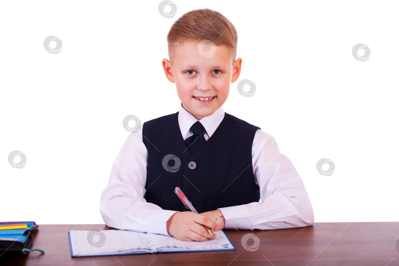 Скачать Кавказский школьник за своим столом на белом фоне с пространством для копирования фотосток Ozero